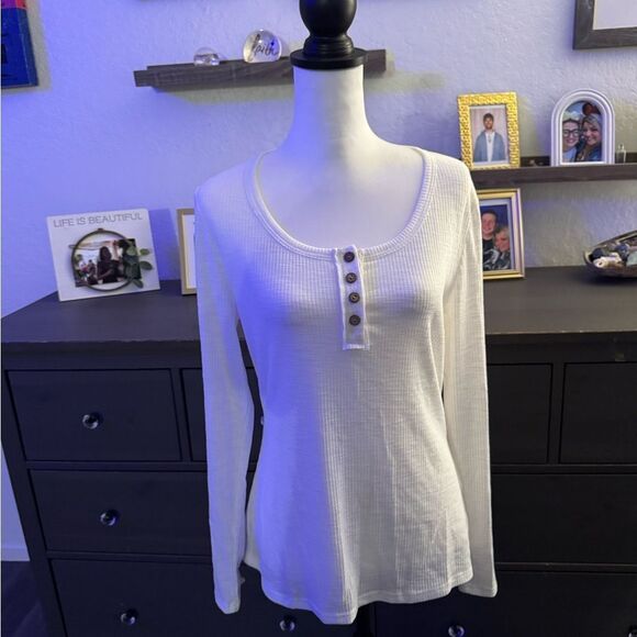 Brand new gorgeous size large top in a bright white - Picture 1 of 7